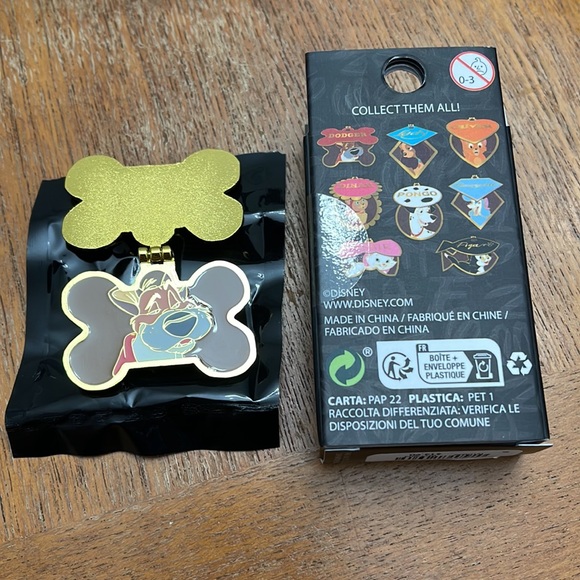 Disney pets hinge name tag Dodger blind box pin with box - Picture 2 of 3